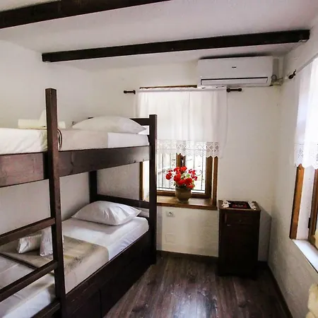 Trigona & ホステル ジロカストラ